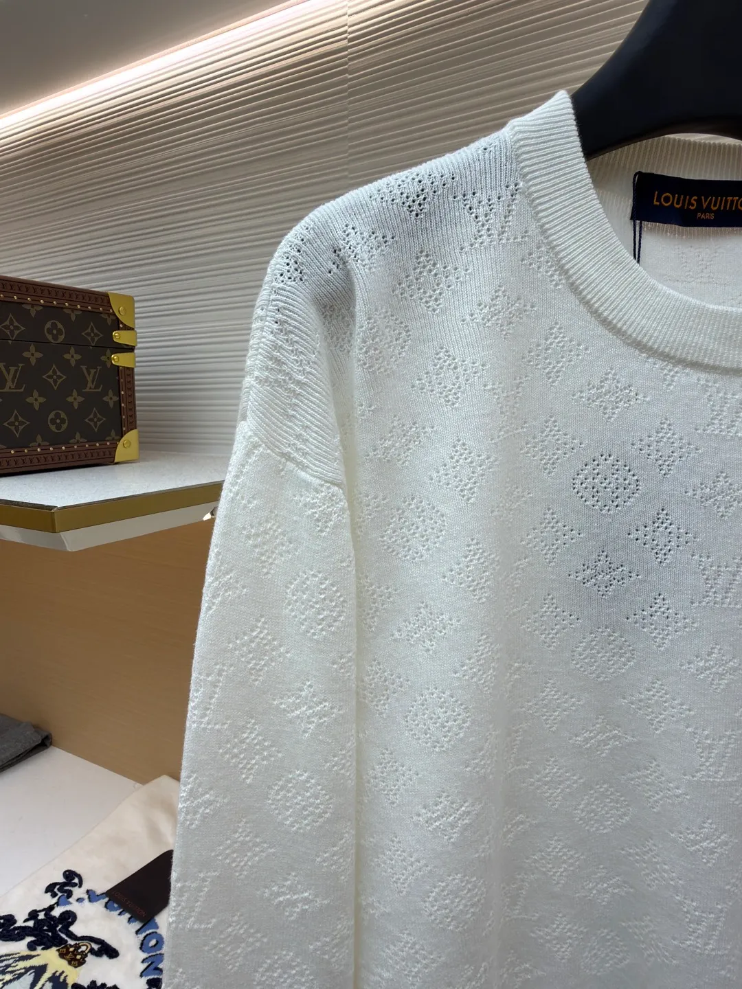 LOUIS VUITTON cotton round neck long-sleeved sweater with pick stitching ●Original version: purchased and developed by 12929 ●Item number: 1681422-A75 ●Fabric: combed cotton gauze fabric ●Technology: jacquard production ●Color: white ●Version: fitted version ●Weight: about 410 grams ●Size: S-M-L-XL ●Description: Through precision hollow knitting technology, it presents the brand's classic Monogram texture, with both soft texture and transparent design. The round neck design is processed through the narrowing and seaming process, making the collar shape flat and fitting the neck. The whole body texture uses intarsia knitting technology, and the pattern is delicate and three-dimensional, integrating with the fabric, making the brand highly recognizable. The cuffs are ribbed knitted to fit the wrist tightly and have excellent resilience. The overall tailoring is a form-fitting version, and the multi-piece knitted structure is spliced. The lines are smooth and natural when worn. It not only shows the luxurious texture of knitted items, but also highlights the brand's high-end craftsmanship through exquisite hollowing technology. It is a boutique item that combines fashion sense and wearing comfort. The overall wiring is straight and delicate, the fabric is comfortable and soft, and the color is consistent without color difference. It can be matched with the same style to create a fashionable look and control various occasions. Customized accessories, complete with three standards, same style for men and women!